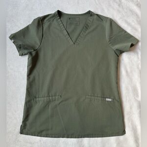 FIGS Technical Collection Scrub Top - Casma 3 Pocket - Color Moss - Medium